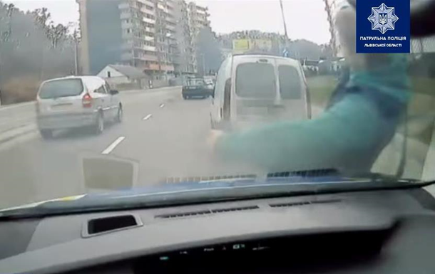 Оштрафованный водитель бросился на авто полиции