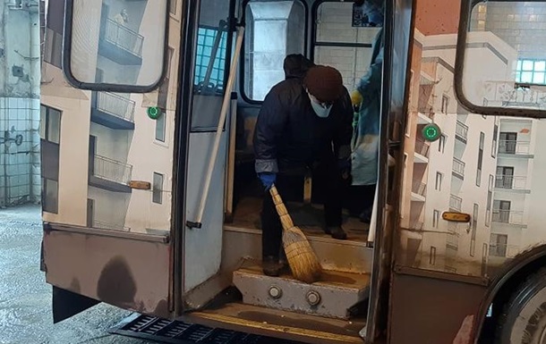 Коронавірус: у Чернівцях дезинфікують тролейбуси