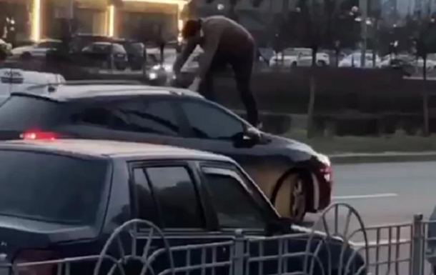 В Киеве таксист забрался на крышу движущегося авто