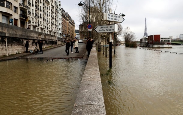У Парижі річка Сена затопила набережні