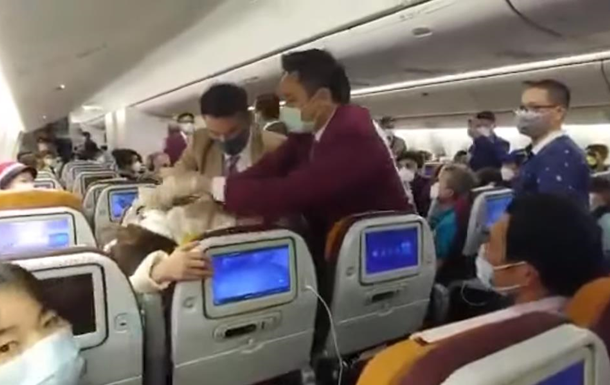 Китаянка навмисне кашляла в літаку і спровокувала бійку