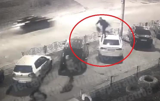 В Киеве мужчина прыгал по крышам авто на тротуаре