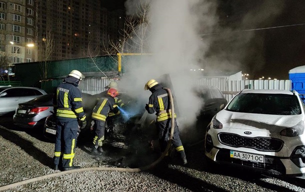 Появилось видео поджога элитного авто в Киеве
