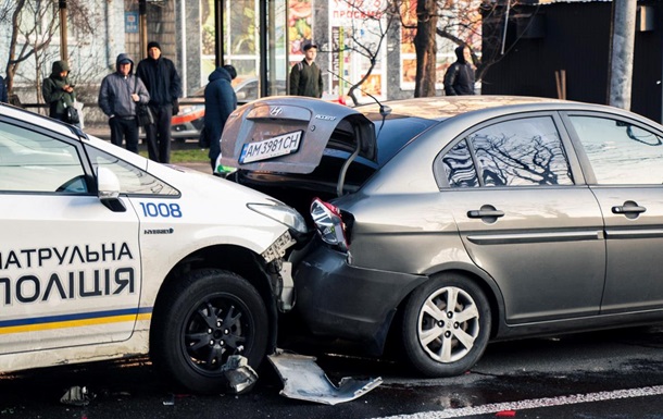 В Киеве патрульный на Prius протаранил два авто