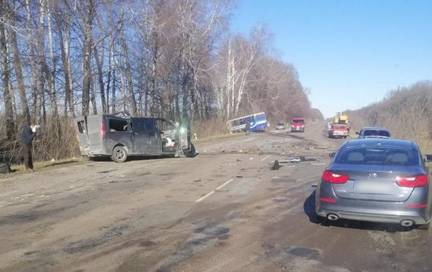 У Сумській області автобус зіткнувся з легковиком: троє загиблих