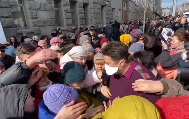В Харькове произошла давка за бесплатными масками