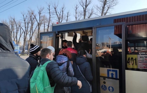 Кличко обратился к Кабмину из-за толп киевлян в автобусах