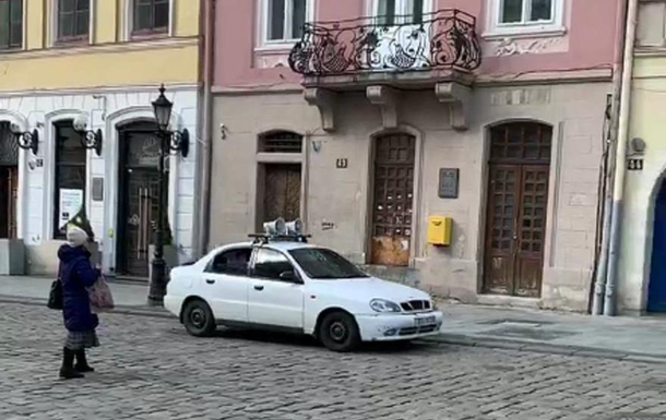 Пенсионеров Львова о карантине извещает авто с громкоговорителями 