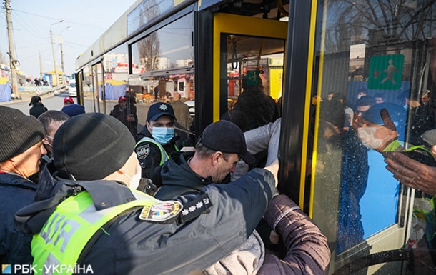 Полиция Киева не пускает больше десяти человек в транспорт