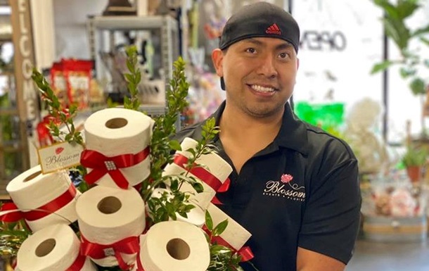 В США флорист делает букеты из туалетной бумаги