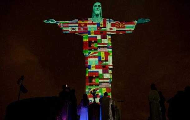 Статую Христа подсветили флагами стран, пострадавших от COVID-19