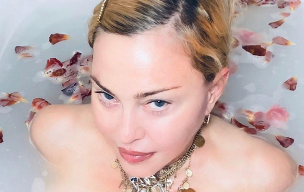 Гола Мадонна у ванній поміркувала про коронавірус