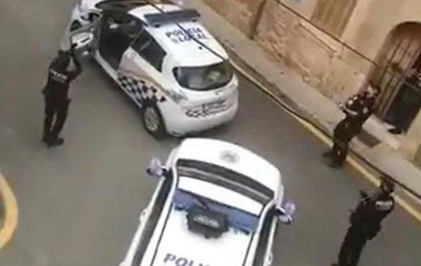 Полиция устроила на карантине концерт под окнами
