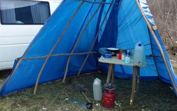 Приехавший из Италии украинец изолировался в палатке у реки