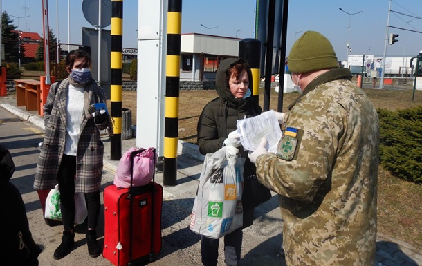 Тисячі українців пішки повертаються з Польщі