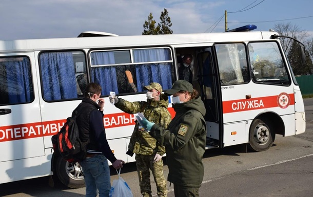 Украинцев с польской границы увозили 500 рейсами