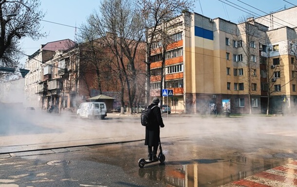 В Киеве прорвало теплосеть: улицы залило кипятком