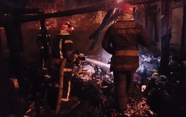 В Киеве при пожаре на мусорной свалке погибли двое мужчин