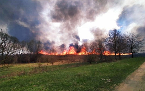 На Полтавщині 120 рятувальників загасили масштабну пожежу