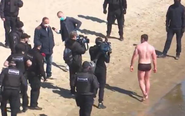 Задержание пловца в Киеве попало на видео