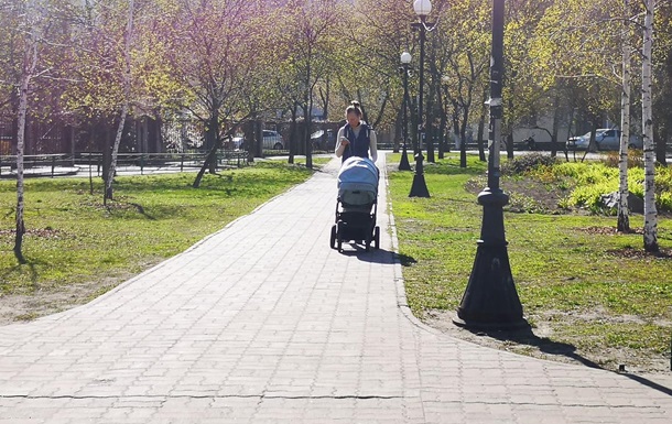 В парках Киева люди гуляют, несмотря на карантин