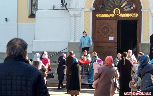 У Житомирі священики причащали парафіян, попри карантин