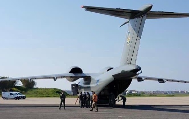 Украинский самолет с гумпомощью прибыл в Италию