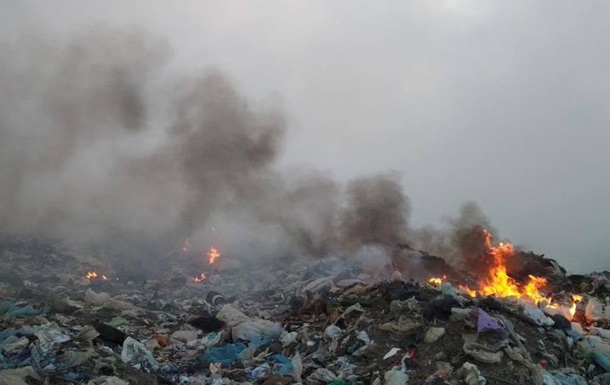 На Миколаївщині другу добу горить сміттєзвалище