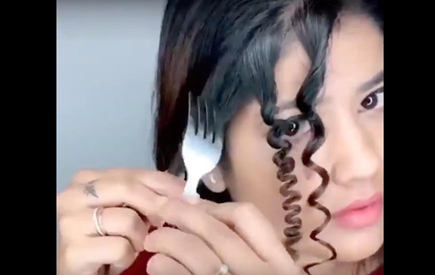 Жінка в ізоляції виделкою уклала волосся