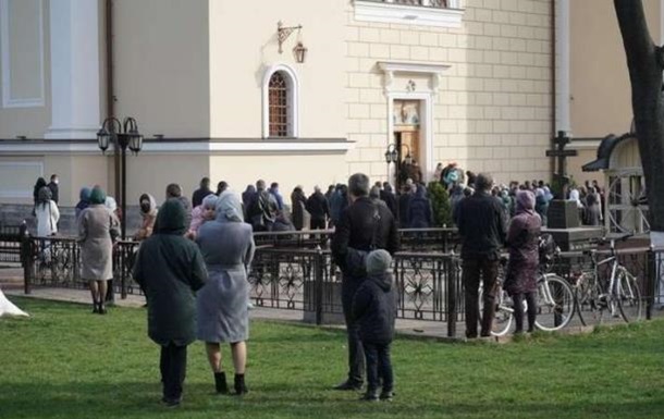 В Черновцах очереди в храмы, несмотря на карантин