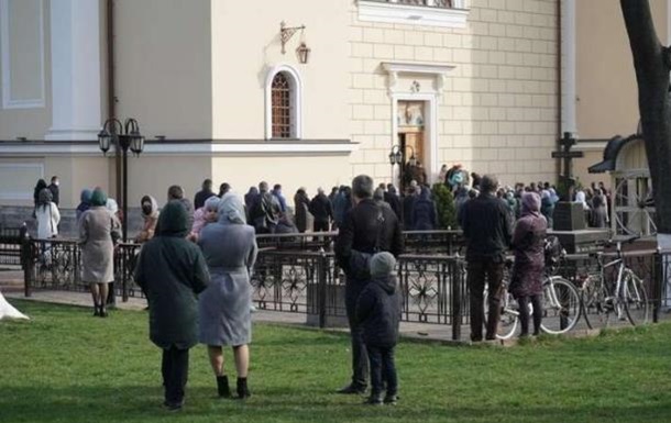 У Чернівцях черги до храмів, незважаючи на карантин