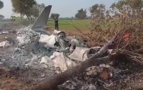 В Пакистане разбился военный самолет, есть жертвы
