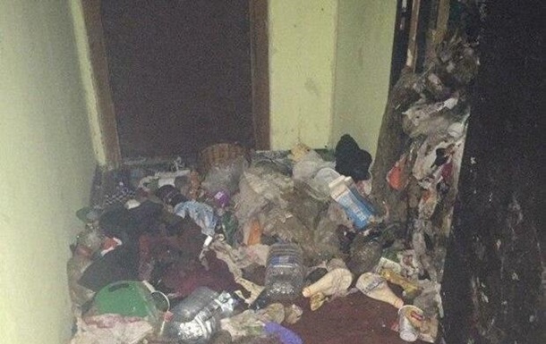 В киевской квартире под завалами мусора нашли женщину