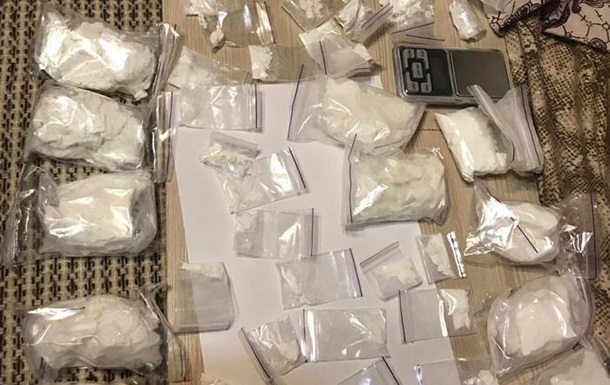 У наркоторговца в Киеве изъяли больше 80 пакетов кокаина и автомат