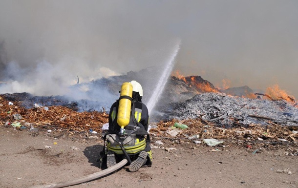 В Кропивницком потушили масштабный пожар на свалке