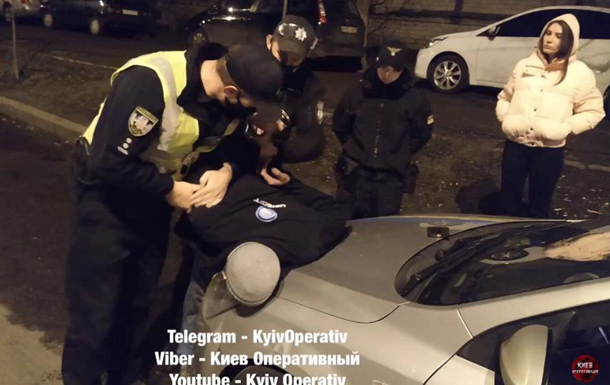 В Киеве таксист бросил авто и бежал от полиции