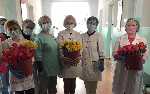 На Херсонщині волонтери розвезли квіти медикам