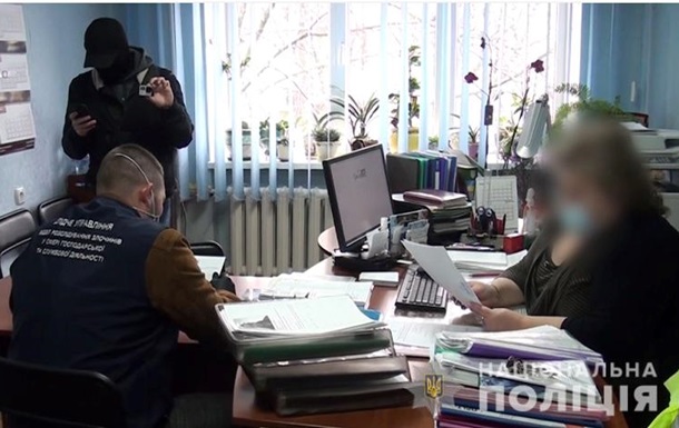 В Киеве работницы миграционной службы выдавали паспорта  мертвых душ 