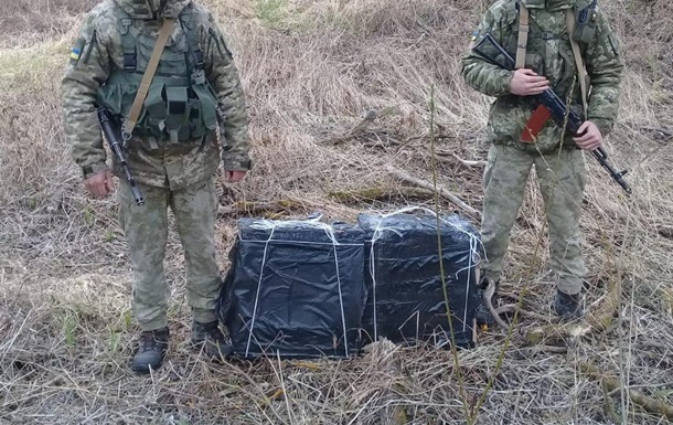 На кордоні з Польщею затримали контрабандистів з 40 ящиками сигарет