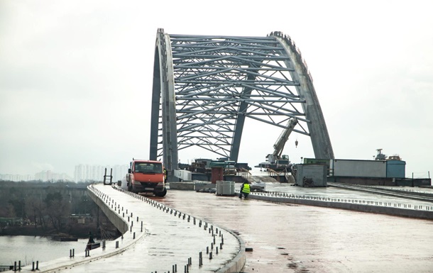 На мосту в Киеве рухнули строительные леса