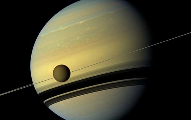 У NASA показали барвисту атмосферу Сатурна