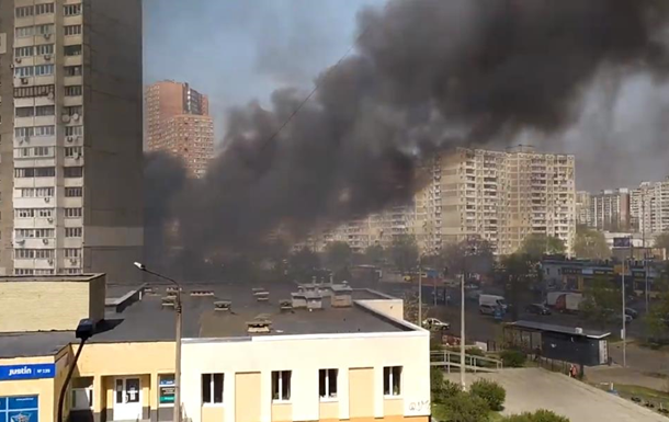 У Києві горить ресторан в Дарницькому районі