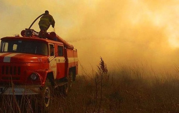 Рятувальники пояснили, чому не можуть загасити пожежу на Житомирщині