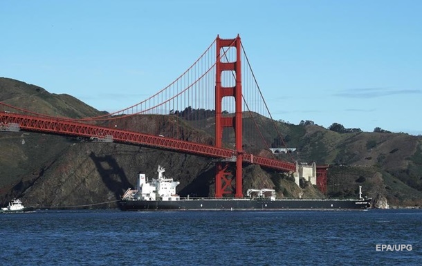 На танкерах у Каліфорнії накопичилося 20 млн барелів нафти