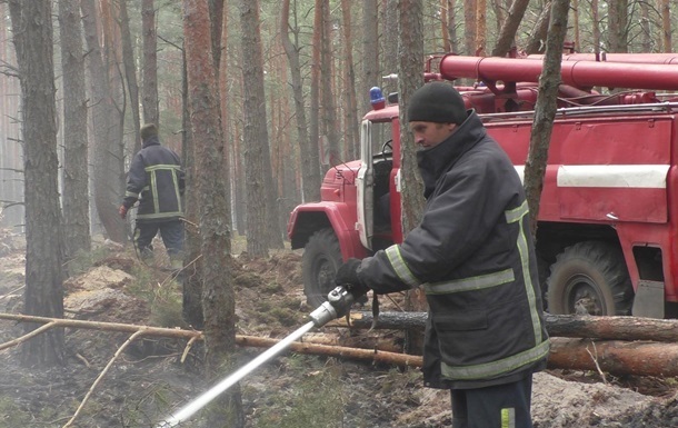 Спасатели продолжают тушить пожар на двух участках в зоне ЧАЭС .