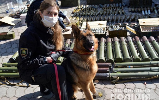 Поліція Донбасу знешкодила склади зі зброєю