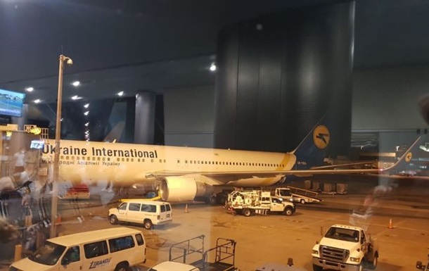 У Борисполі приземлився літак з евакуйованими українцями