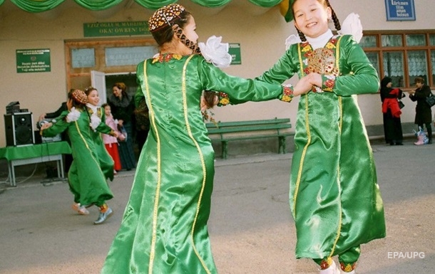 У Туркменістані  бюджетницям заборонили фарбувати волосся і робити манікюр