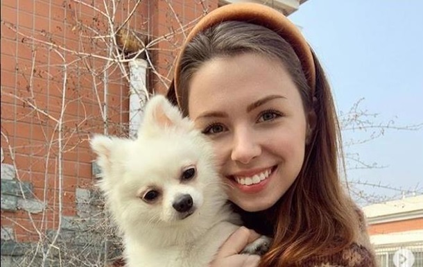 Українка із собакою з Уханя дісталася додому