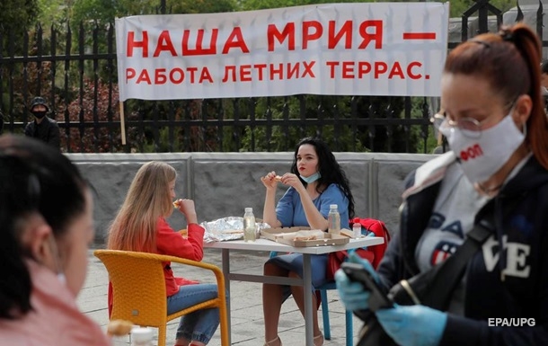 Ресторатори організували  літню терасу  біля Офісу президента